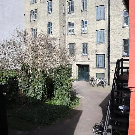 شقة In Quiet Black Courtyard