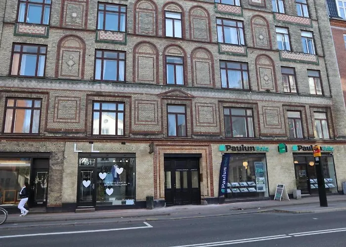 In Quiet Black Courtyard Apartamento