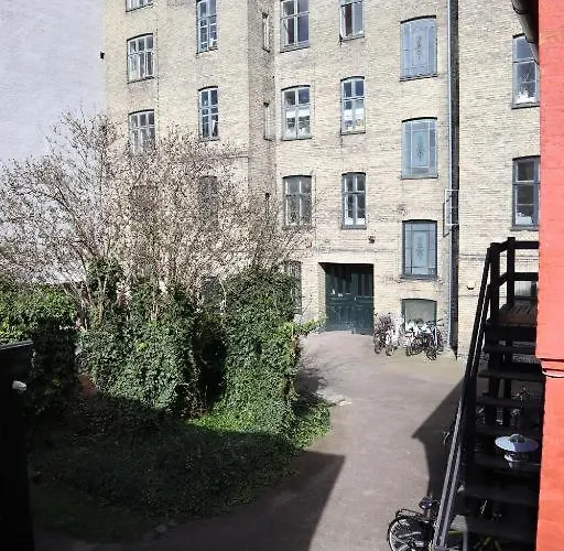 Lägenhet In Quiet Black Courtyard
